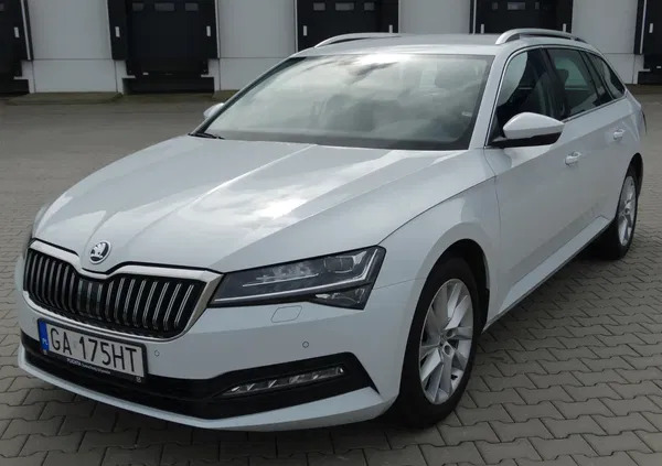 samochody osobowe Skoda Superb cena 109000 przebieg: 79000, rok produkcji 2021 z Gdynia